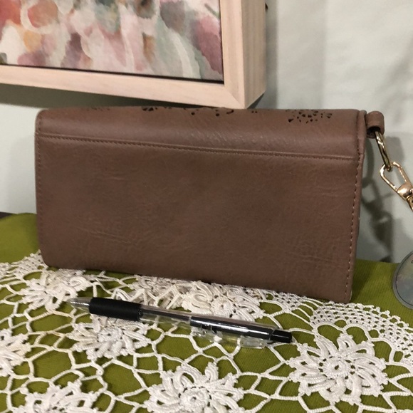 NWT vegan leather tri fold wristlet wallet - Picture 2 of 5